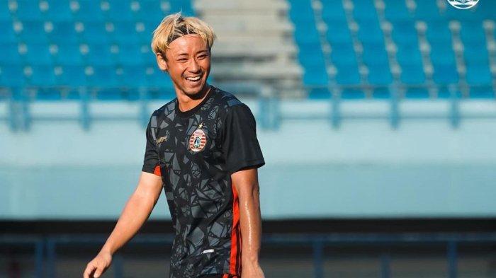Ryohei Miyazaki saat kenakan jersey latihan Persija Jakarta. Ryohei Miyazaki tuai hujatan saat trial di Persija Jakarta.