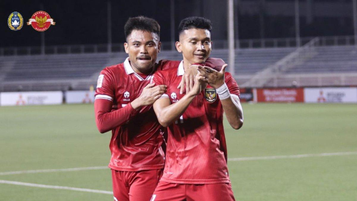 Striker Timnas Indonesia, Dendy Sulistiawan dan rekannya, Saddil Ramdani berselebrasi setelah menjebol gawang Filipina.