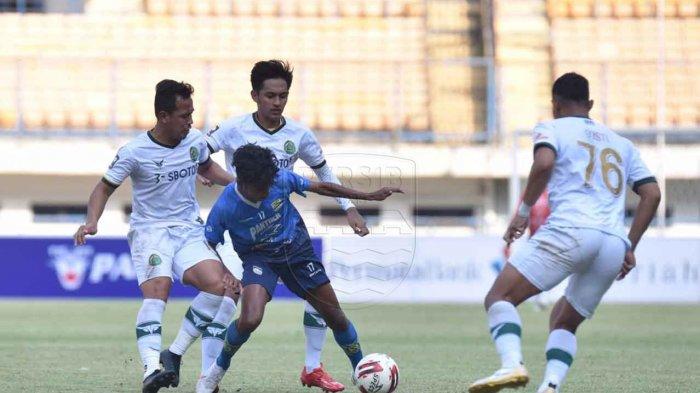 Penggawa Persib Bandung Saiful yang berposisi sebagai gelandang serang, saat dikawal oleh tiga pemain Tira Persikabo di Stadion Gelora Bandung Lautan Api (GBLA), Kota Bandung, Jawa Barat pada Sabtu (12/6/2021).