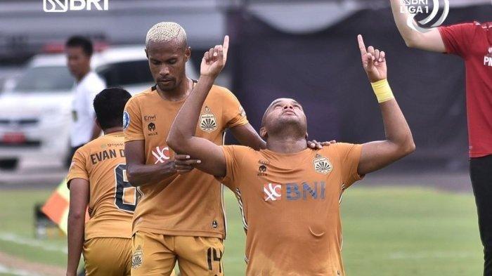 Selebrasi bek Bhayangkara FC, Anderson Salles setelah membobol gawang Persita Tangerang dalam lanjutan pekan 28 Liga 1 2021 di Stadion Kapten I Wayan Dipta, Selasa (1/3/2022) sore WIB.
