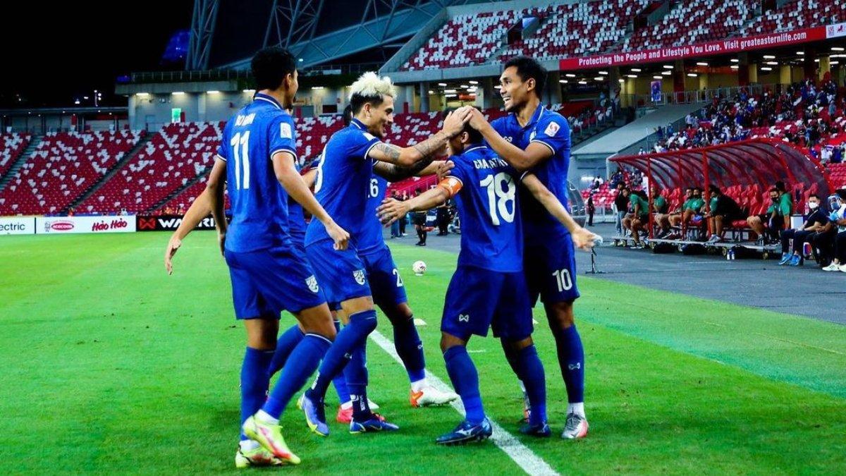 Philip Roller (dua dari kiri) bersama dengan rekan-rekannya di Timnas Thailand sedang melakukan selebrasi setelah menjebol gawang Timnas Indonesia dalam lanjutan leg pertama Final Piala AFF 2020.