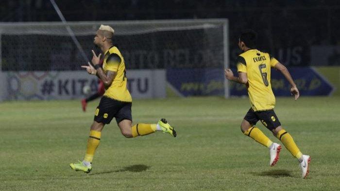 Selebrasi striker asing Barito Putera, Rafael Silva (kiri) yang dikejar Evan Dimas saat menyamakan skor 1-1 ketika menjamu Persija pada laga pekan pertama Liga 1 2019 di Stadion 17 Mei, Banjarmasin, 20 Mei 2019.