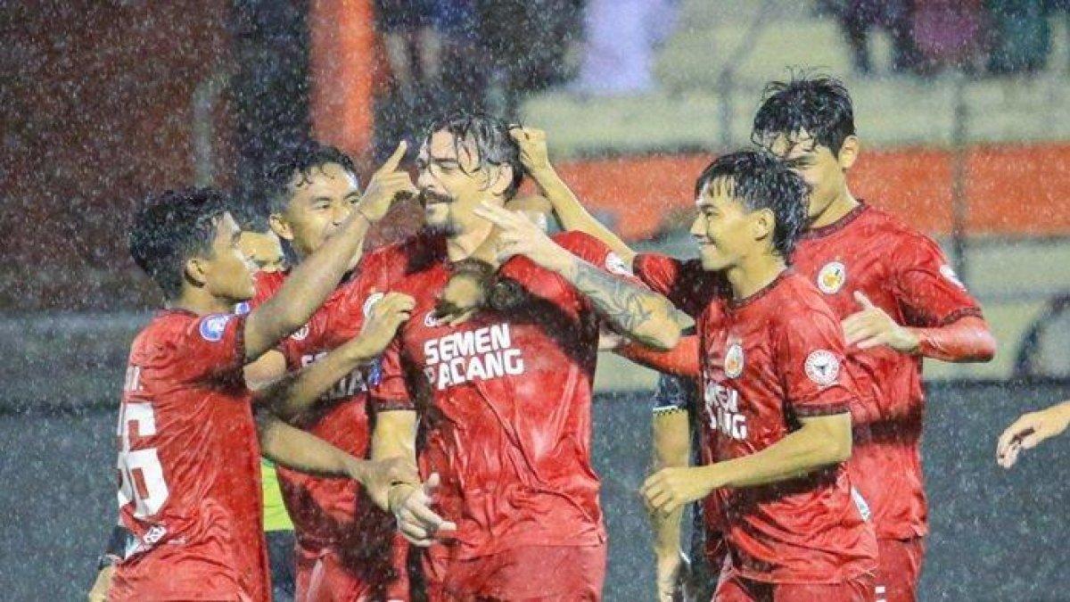 LIGA 1 - Para pemain Semen Padang FC merayakan gol yang dicetak Tin Martic saat laga uji coba internasional melawan PDRM FC di Stadion Haji Agus Salim Padang, Sabtu (16/11/2024) malam.