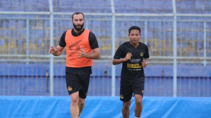 Sergio Silva, bek asing Arema FC yang baru saja tiba di Malang, melakoni sesi penyesuaian kondisi bersama Evan Dimas yang masih proses pemulihan cedera.