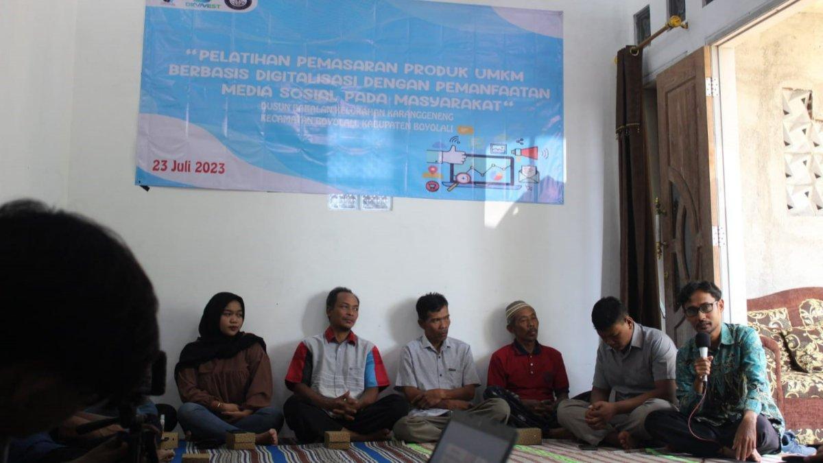 Sesi pemaparan materi dan tanya jawab dengan warga. Pengabdian Masyarakat Mahasiswa Politeknik Nest Sukoharjo di Dusun Bakalan Karanggeneng Boyolali, 23 Juli 2023