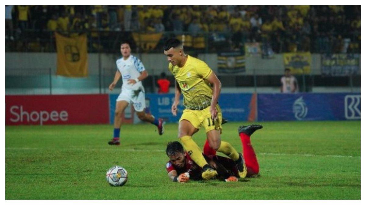 Stiker Barito Putera, Gustavo Tocantins mencetak gol ke gawang PSIS Semarang.