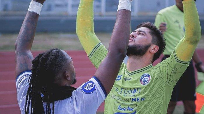 Striker Arema FC, Carlos Fortes bersama kiper Adilson Maringa merayakan golnya ke gawang Persipura dalam lanjutan Liga 1 2021 pekan kelima di Stadion Madya Gelora Bung Karno, Jakarta, Rabu (29/9/2021).
