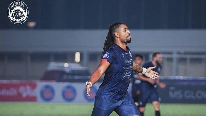 Striker Arema FC, Carlos Fortes merayakan gol yang dicetak ke gawang Persela Lamongan, dalam lanjutan Liga 1 2021 pekan keenam di Stadion Madya Gelora Bung Karno, Jakarta, Minggu (3/10/2021).