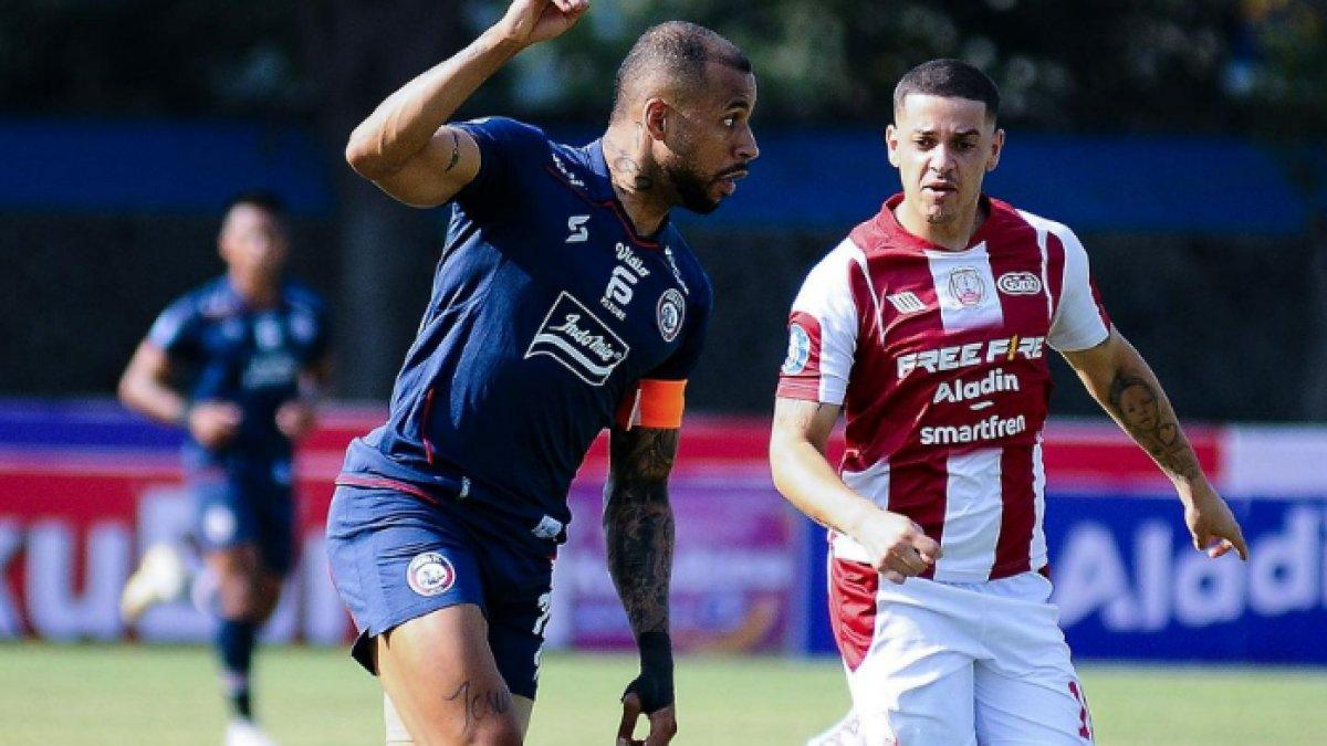 Striker Arema FC, Gustavo Almeida pada laga melawan Persis Solo dalam lanjutan Liga 1 2023 pekan kelima di Stadion Sriwedari, Minggu (30/7/2023).