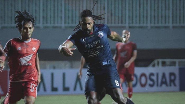 Striker asing Arema FC, Carlos Fortes dibayangi pemain PSM Makassar, Erwin Gutawa pada laga perdana Liga 1 2021 di Stadion Pakansari, Bogor, Minggu (5/9/2021).