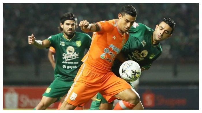 Striker Borneo FC, Matias Conti mendapatkan penjagaan ketat dari bek Persebaya, Oktavio Dutra di Stadion Gelora Bung Tomo, Surabaya, Jumat (11/10/2019).