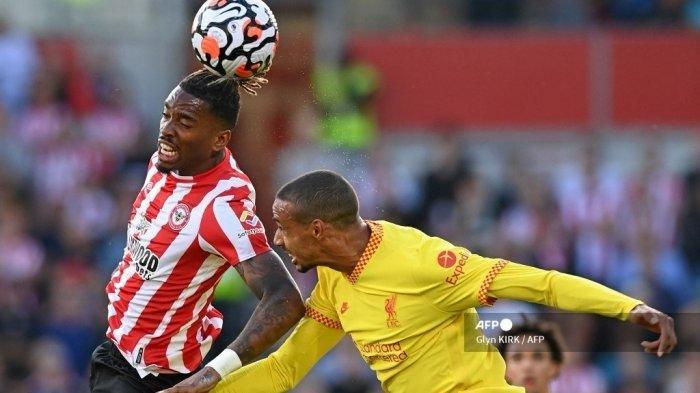 Striker Inggris Brentford Ivan Toney (kiri) menyundul bola di atas bek Liverpool kelahiran Jerman Kamerun Joel Matip selama pertandingan sepak bola Liga Premier Inggris antara Brentford dan Liverpool di Brentford Community Stadium di London pada 25 September 2021.