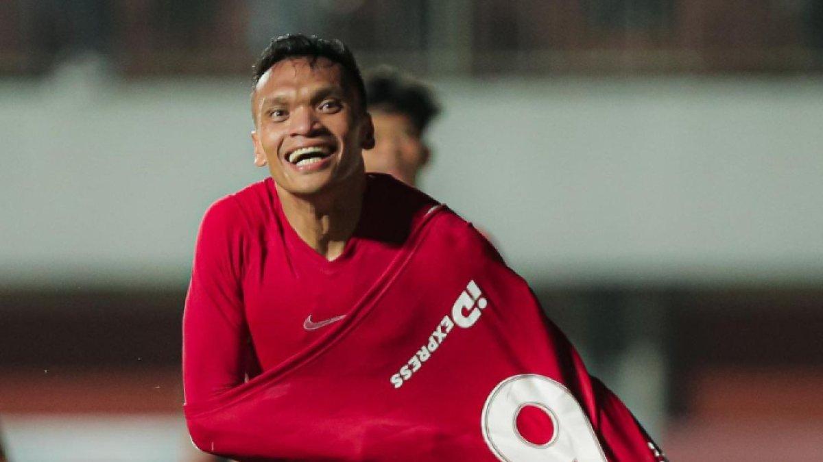 Striker lokal Persis Solo, Ferdinan Sinaga.