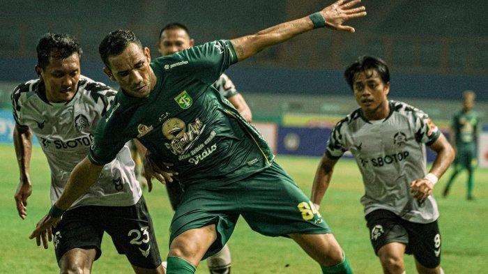 Striker Persebaya Surabaya, Jose Wilkson dikawal pemain Tira Persikabo pada laga kedua Liga 1 2021 di Wibawa Mukti, Bekasi, Sabtu (11/9/2021).