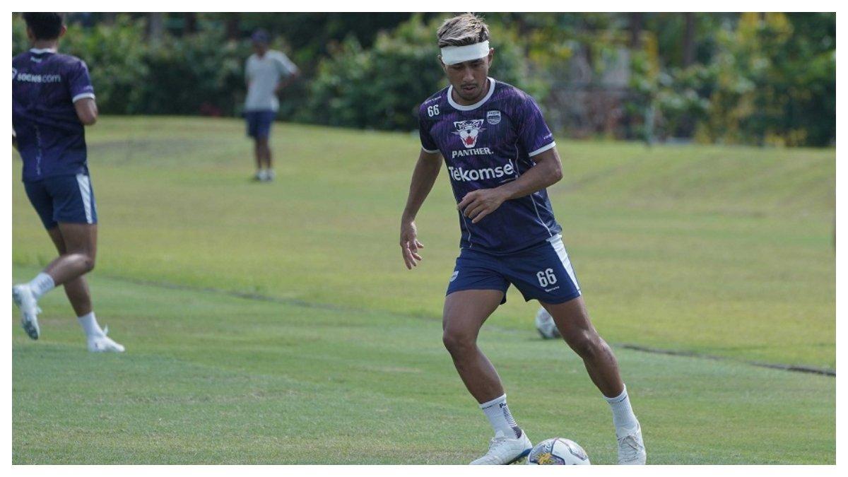 Style Baru Bek Persib Bandung, Daisuke Sato Setelah Dapat 5 Jahitan di Pelipis.
