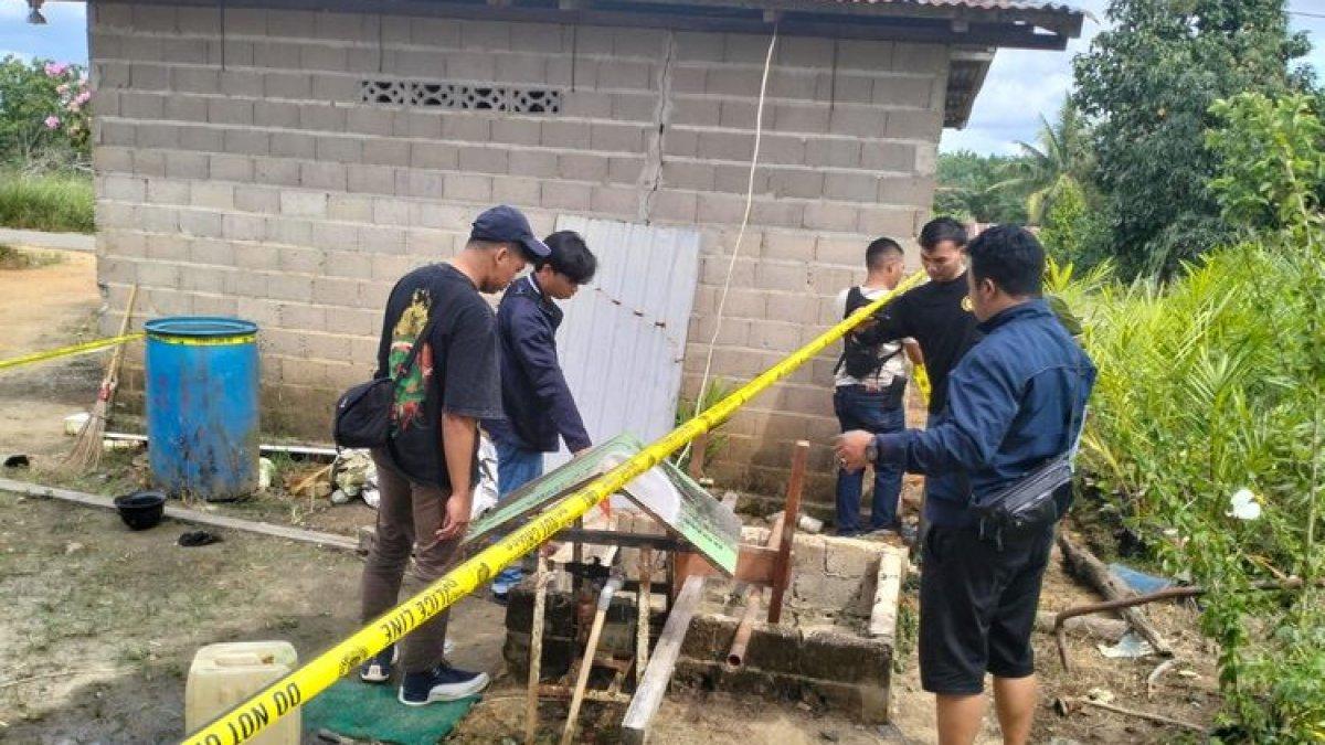 Warga Desa Dak Jaya, Kecamatan Binjai Hulu, Kabupaten Sintang, Kalimantan Barat (Kalbar) heboh dengan adanya sebuah sumur mengeluarkan minyak mirip pertalite.