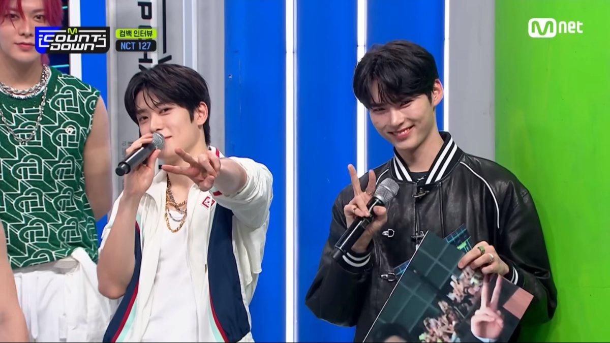 Sung Hanbin (kanan) saat melakukan wawancara dengan Jaehyun NCT di acara MCountdown, Kamis (12/10/2023).