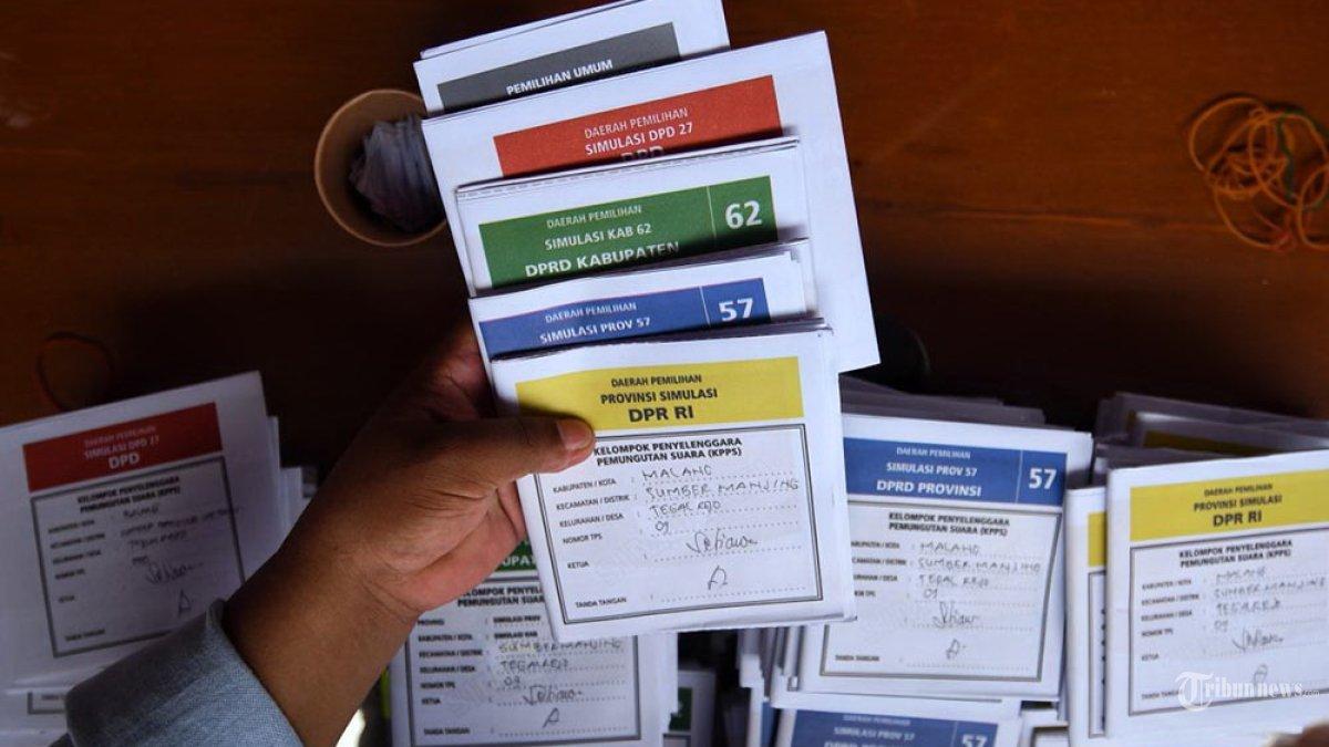 Petugas menyiapkan surat suara saat simulasi pemungutan suara Pemilu 2024 di TPS 09, Desa Tegalrejo, Kecamatan Sumbermanjing Wetan, Kabupaten Malang Malang, Jawa Timur, Rabu (27/12/2023). Simulasi tersebut diselenggarakan KPU Kabupaten Malang untuk melatih petugas Kelompok Penyelenggara Pemungutan Suara (KPPS), pemilih pemula serta pemilih penyandang disabilitas dalam pelaksanaan Pemilu 2024. Sebanyak 2.054.178 Daftar Pemilih Tetap (DPT) di Kabupaten Malang dan 7.761 Tempat Pemungutan Suara (TPS) disiapkan KPU Kabupaten Malang pada 14 Februari 2024 mendatang. SURYA/PURWANTO
