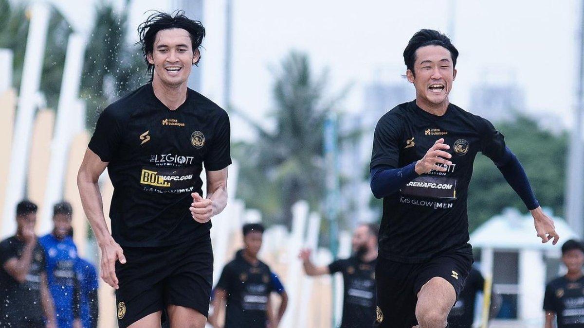 Potret bek anyar Arema FC, Syaeful Anwar (kiri) yang kembali berlatih bersama Renshi Yamagcuhi setelah menepi berbulan-bulan dari Singo Edan karena cedera parah, Minggu (5/3/2023).