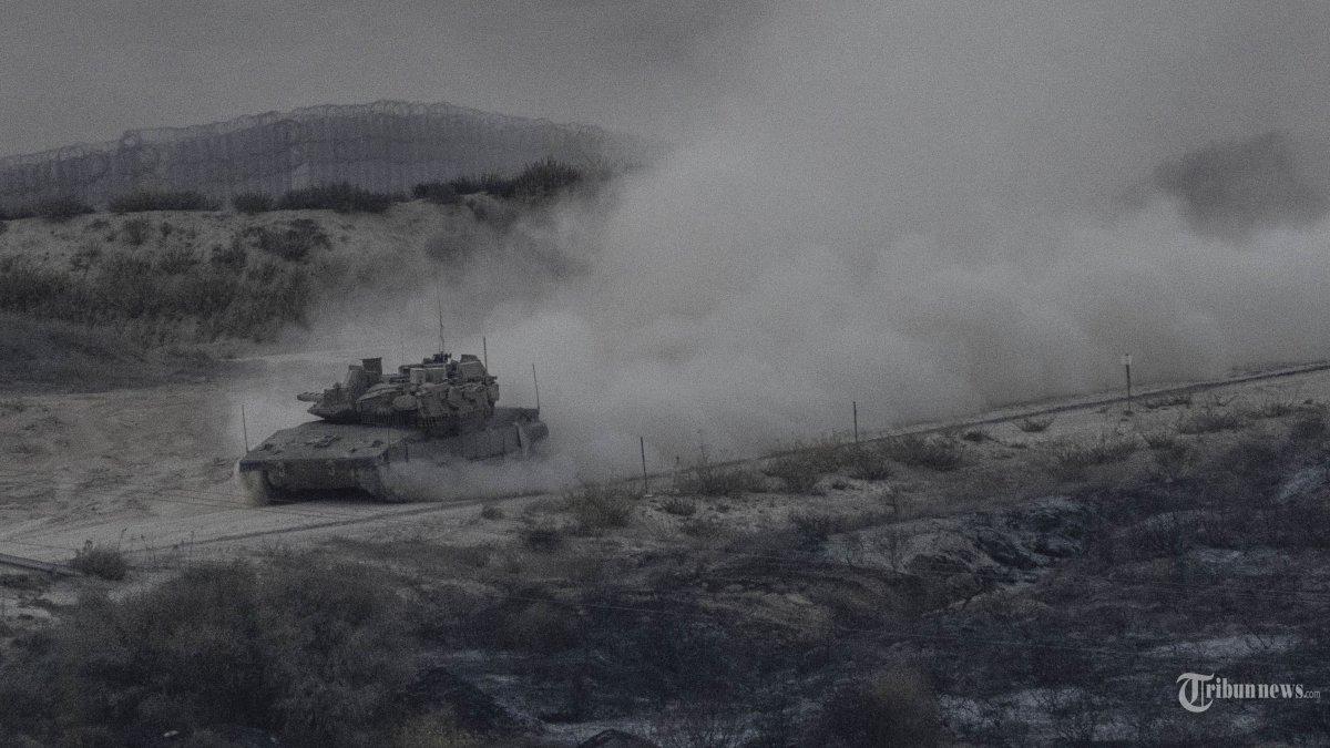 Gambar yang diambil dari posisi dekat Sderot di sepanjang perbatasan dengan Jalur Gaza pada 31 Oktober 2023 ini menunjukkan sebuah tank Israel melaju di dekat perbatasan di tengah pertempuran yang sedang berlangsung antara Israel dan gerakan Hamas Palestina.