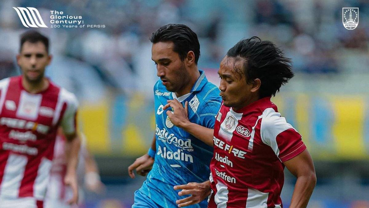 Potret winger Persis Solo, Taufiq Febriyanto ketika berduel dengan Ezra Walian, pemain Persib Bandung pada pekan ke-24 Liga 1 2023-2024 di Gelora Bandung Lautan Api, Minggu (4/2/2024).