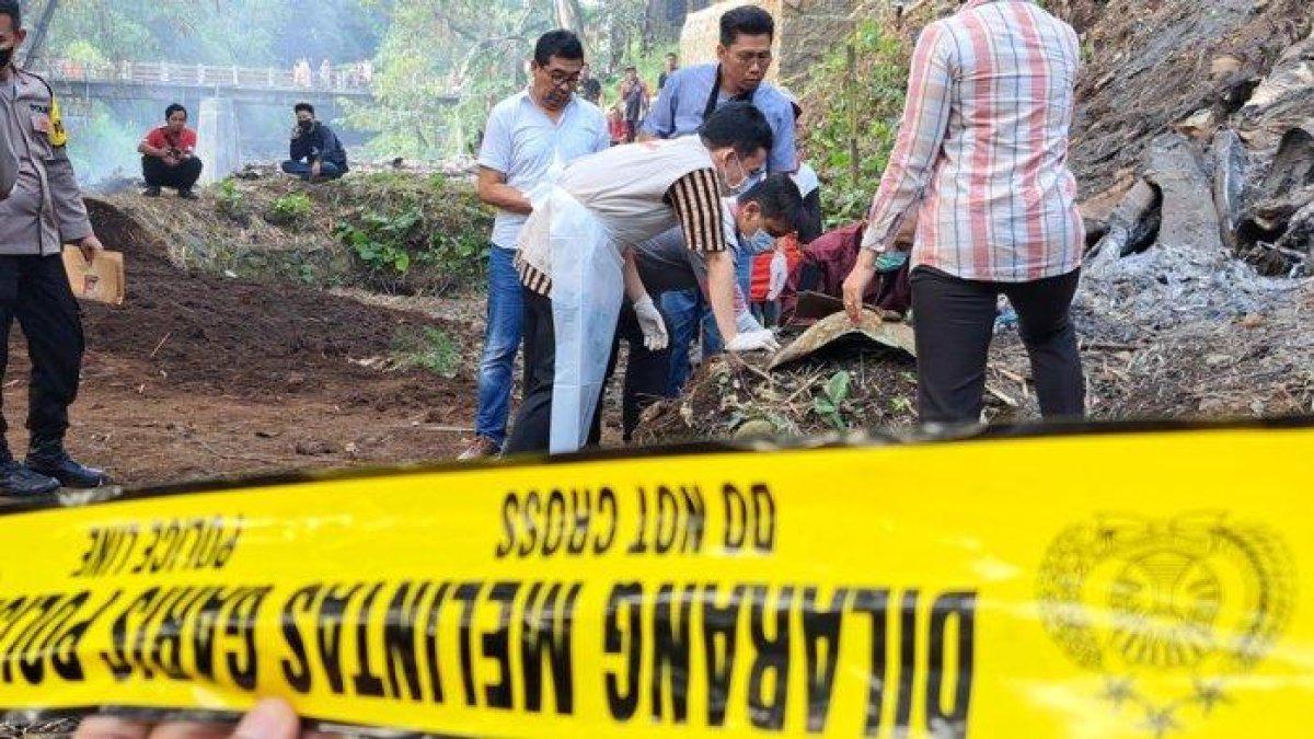 Tim kepolisian mengidentifikasi dan mengevakuasi tulang belulang bayi hasil inses ayah dan anak yang ditemukan warga di Kelurahan Tanjung RT 01 RW 04, Kecamatan Purwokerto Selatan, Kabupaten Banyumas, Kamis (15/6/2023).