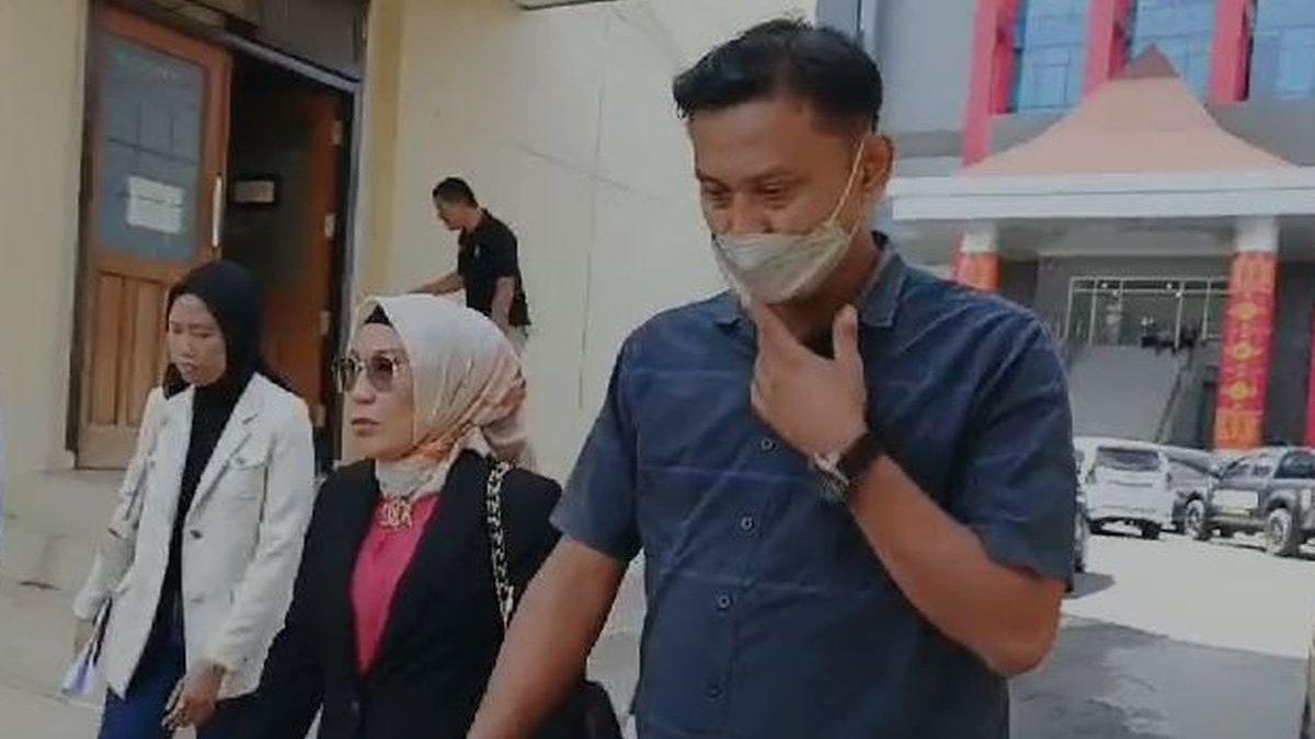 DT (menggunakan masker) terduga pelaku penganiyaan dokter koas FK Unsri Muhammad Luthfi bersama kuasa hukumnya ketika tiba di Polda Sumatera Selatan, Jumat (13/12/2024).