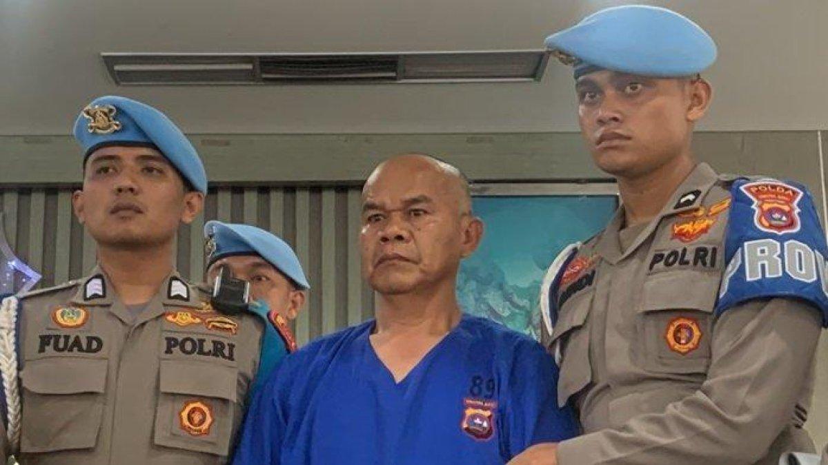 AKP Dadang Iskandar yang merupakan tersangka dalam kasus penembakan rekannya sendiri yang juga seorang perwira kepolisian AKP Ryanto Ulil Anshar hingga meninggal dunia saat dihadirkan dalam penyampaian update perkaranya di Mapolda Sumbar, Sabtu (23/11/2024).
