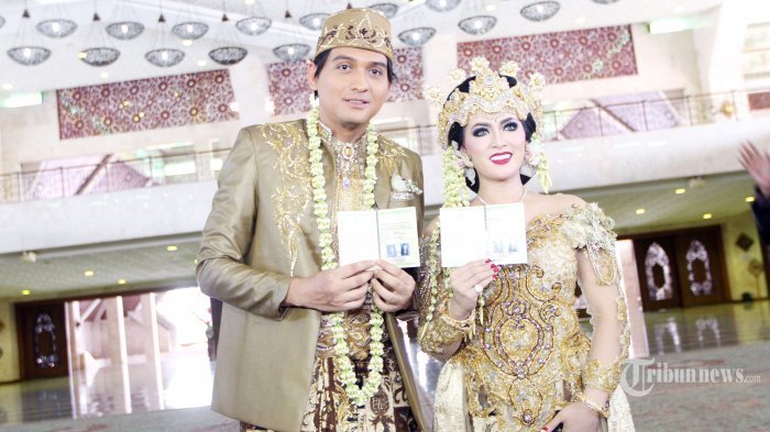 Artis sekaligus Anggota DPR RI Lucky Hakim bersama kekasihnya Tiara Dewi alias Syahrini KW saat menggelar akad nikah di Masjid At-Tien, Taman Mini Indonesia Indah, Jakarta Timur, Kamis (19/1/2017) silam.
