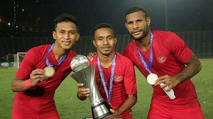 Osvaldo Haay (kiri), Rivaldo Todd Ferre (tengah) dan Marinus Manewar (kanan)