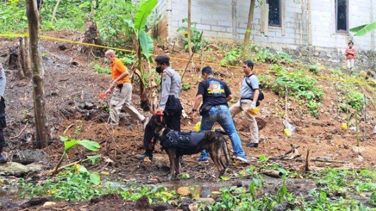 Tim Inafis saat masih mencari keberadaan 3 kerangka bayi lain yang dikubur di RT 1 RW 4 Kelurahan Tanjung, Kecamatan Purwokerto Selatan, Kabupaten Banyumas, dengan mengerahkan anjing pelacak, Senin (26/6/2023).