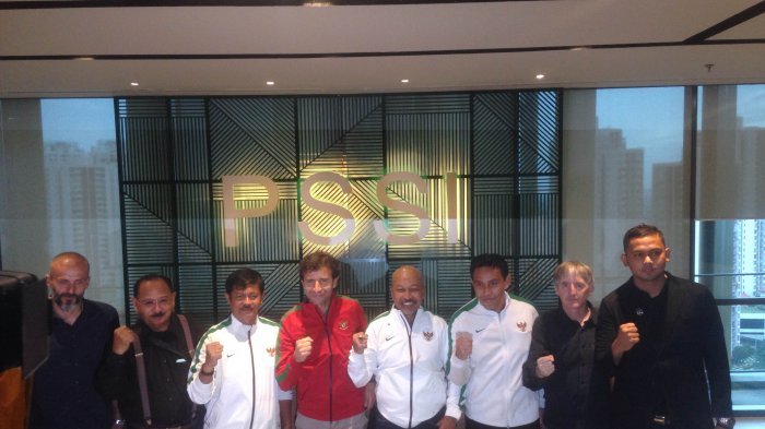 Tim kepelatihan Timnas Indonesia Luis Milla, Indra Sjafri, dan Fakhri Husaini di kantor PSSI, Kuningan, Jakarta, Kamis (9/2/2017).