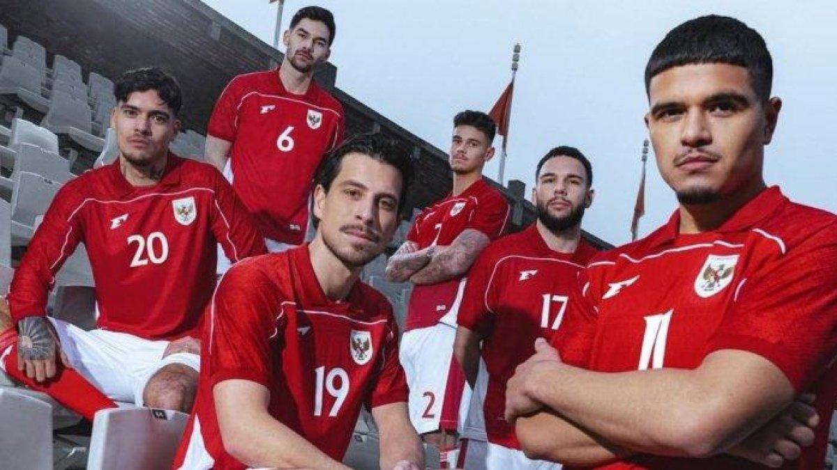 PROFIL PEMAIN - Enam pemain Timnas Indonesia, Ragnar Oratmangoen, Calvin Verdonk, Shayne Pattynama, Thoma Haye, Mees Hilgers dan Sandy Walsh tengah memarkan jersey home anyar Timnas Indonesia.