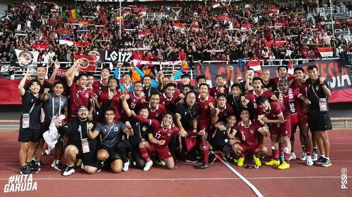 Para pemain dan ofisial Timnas U-20 Indonesia merayakan keberhasilan seusai lolos putaran final Piala Asia 2023 seusai kalahakan Vietnam dengan skor 3-2 di Stadion Gelora Bung Tomo, Surabaya, Jawa Timur pada Minggu (18/9/2022).