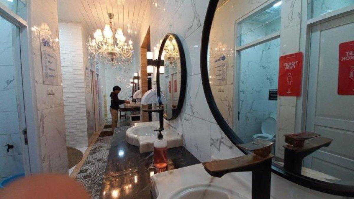 Penampakan toilet mewah SPBU 34-43303 di Kampung Bangkongreang, Desa Benda, Kecamatan Cicurug, Kabupaten Sukabumi, Jawa Barat, yang viral di media sosial.