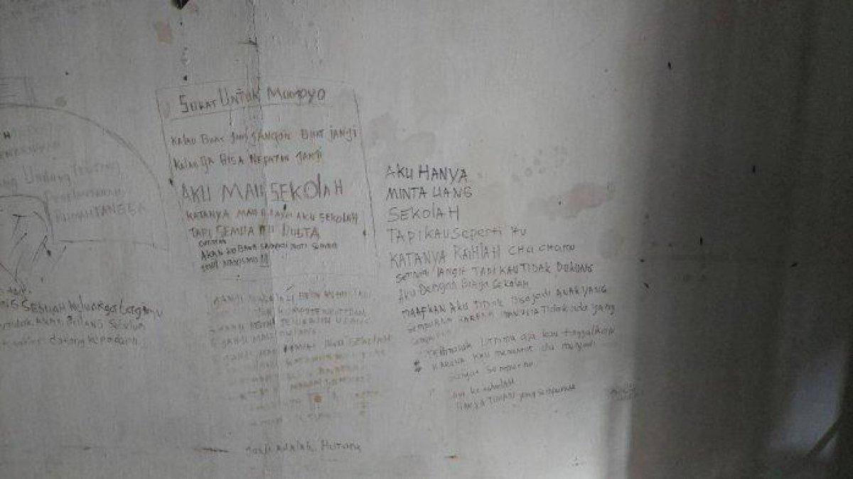 Tulisan yang diduga kuat dibuat ibu dan anak sebelum jadi kerangka di Perumahan Tani Mulya, Kecamatan Padalarang, Kabupaten Bandung Barat.