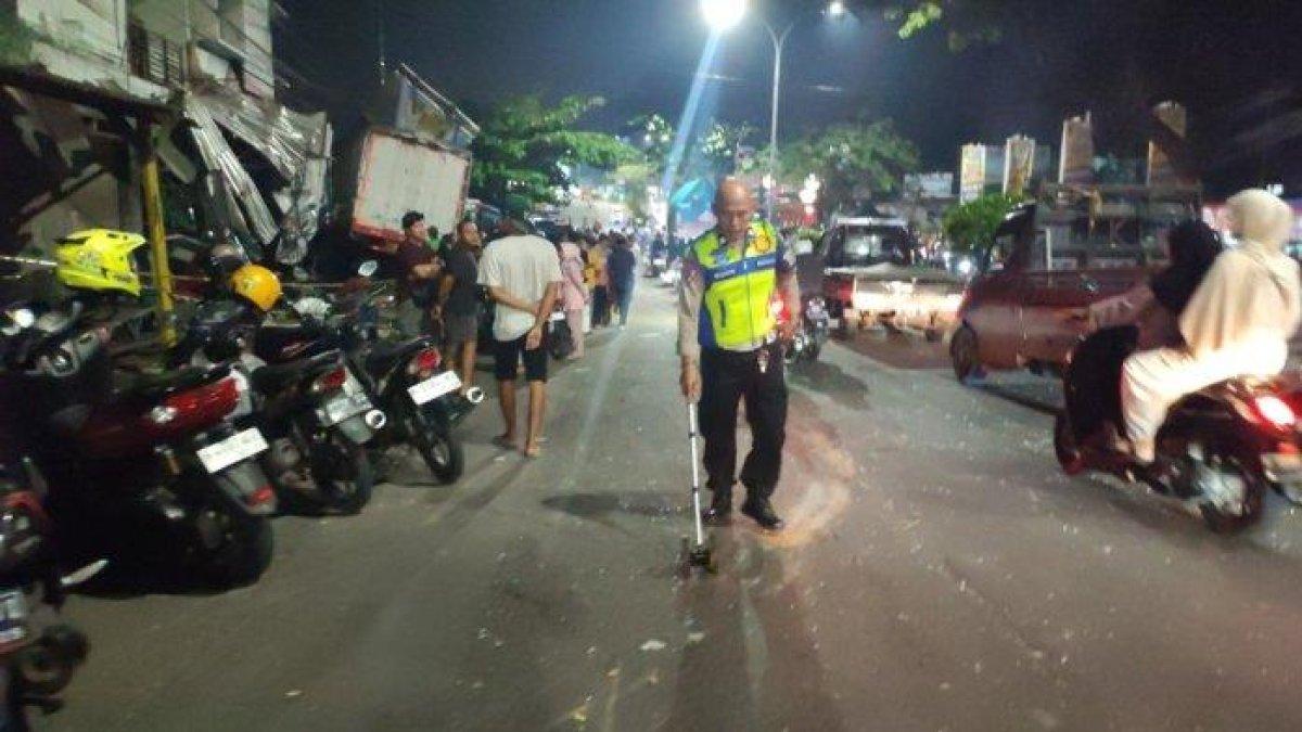 Petugas dari Tim Traffic Accident Analysis (TAA) Polda Jateng masih melakukan olah tempat kejadian perkara, di dekat turunan Silayur, Jalan Prof Hamka, Ngaliyan, Kota Semarang, Kamis (21/11/2024).