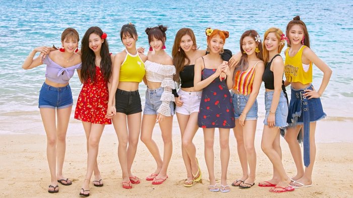 TWICE di video klip Dance One Night Away