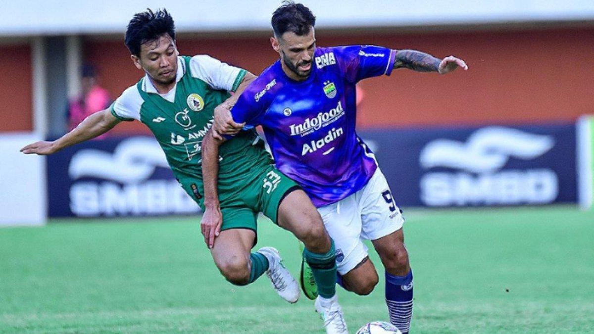 Tyronne del Pino dalam pertandingan PSS Sleman Vs Persib Bandung di Stadion Maguwoharjo Sleman, Minggu (25/6/2023).