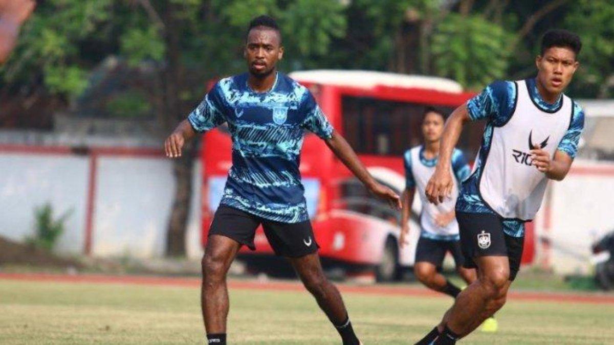 Usman Diarra (kiri) ketika berlatih bersama PSIS Semarang.