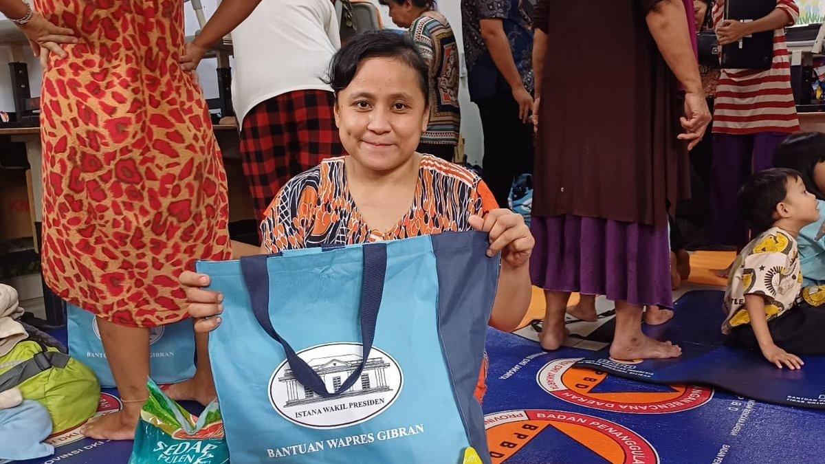 Juriah saat menunjukan bantuan dari wakil presiden RI Gibran Rakabuming Raka untuk warga yang terdampak banjir di Kebon Pala, Kampung Melayu, Jakarta Timur, Kamis (29/11/2024).