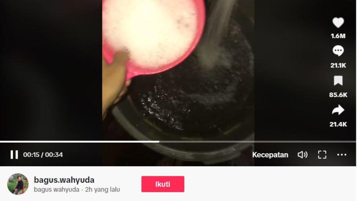 Viral seorang pemuda di Medan tak sengaja memasukkan deterjen ke sumurnya, Minggu 16 Juli 2023.