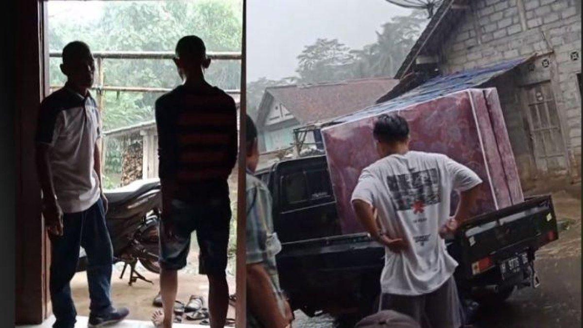 Beredar video yang menunjukkan komplotan orang datang memaksa membeli kasur dagangannya, viral di media sosial.