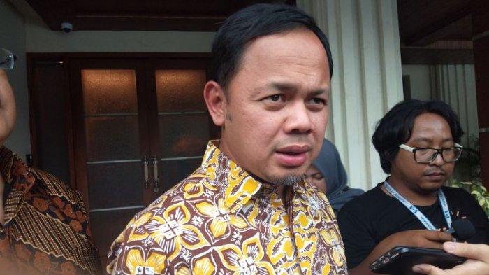 Eks Wali Kota Bogor Bima Arya usai menemui Menko Polhukam Mahfud Md di kantor Kemenko Polhukam, Jalan Medan Merdeka Barat, Jakarta Pusat, Jumat (24/1/2020).