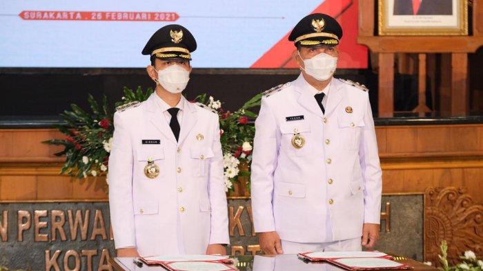 Wali Kota dan Wakil Wali Kota Kota Solo, Gibran Rakabuming Raka dan Teguh Prakosa, dilantik di Kantor DPRD Kota Solo, pada Jumat (26/2/2021).