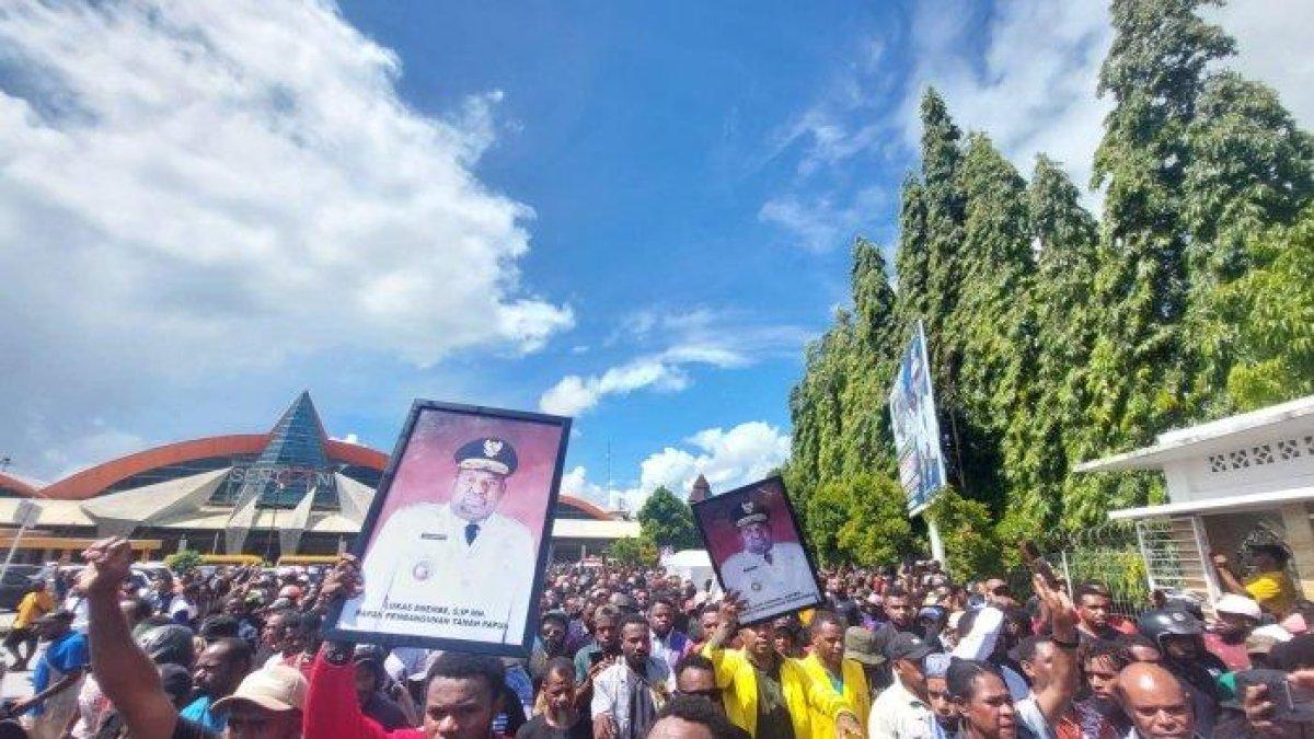 Ribuan warga Papua mengarak jenazah eks Gubernur Lukas Enembe dari Bandara Sentani Menuju STAKIN Jayapura.