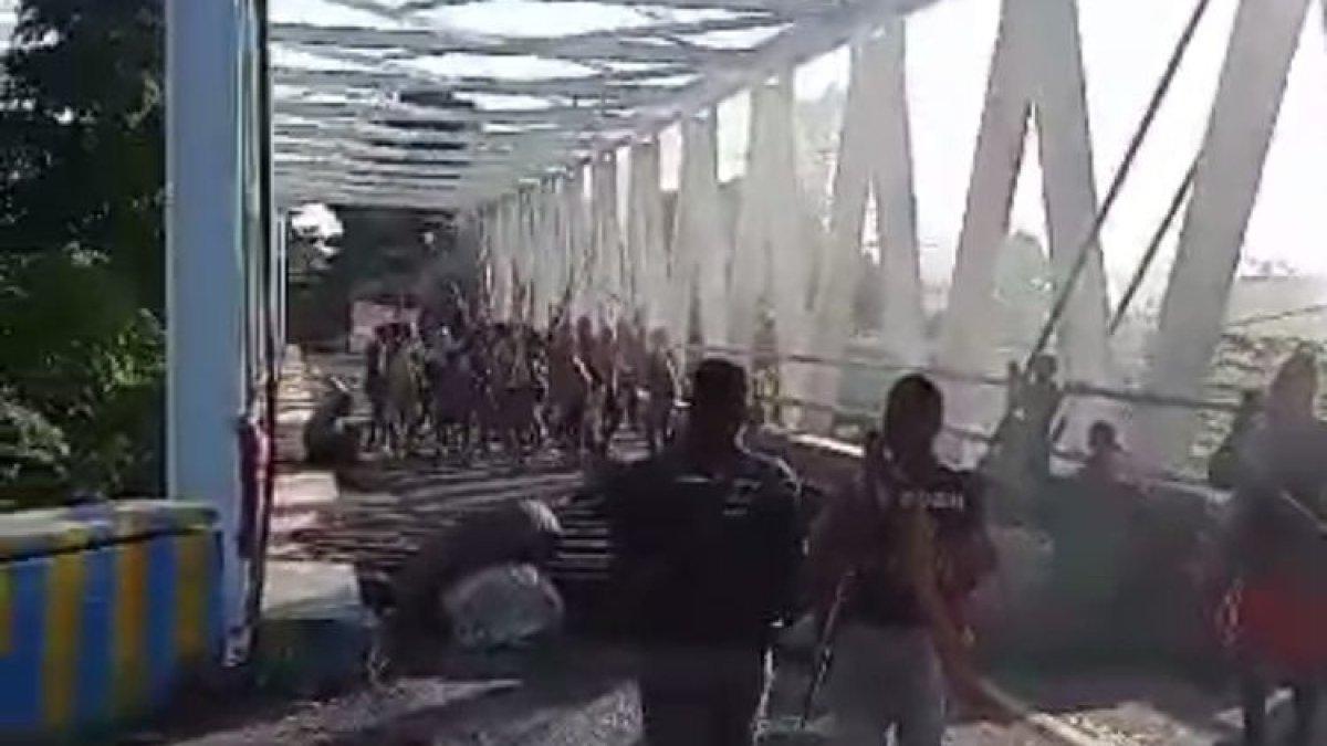 Warga blokade jalan dan jembatan di kawasan Maruni Manokwari jalan trans Papua barat.