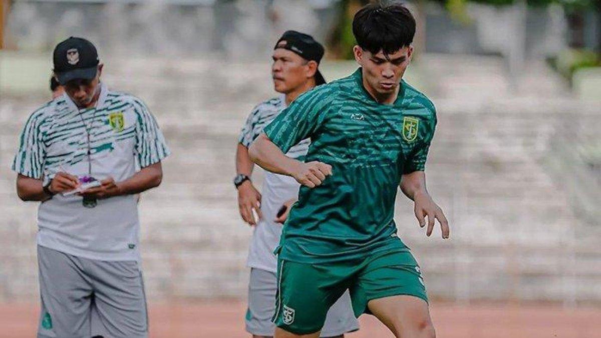 Wildan Ramdhani, pemain baru Persebaya Surabaya musim ini sudah ikuti latihan perdana tim hari ini di Stadion Gelora 10 Nopember Surabaya, Rabu (10/5/2023).