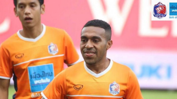 Winger Terens Puhiri melakukan pemanasan jelang laga Port FC kontra tuan rumah Bangkok United pada laga pekan keempat Liga Thailand 1 2018 di Stadion Leo, 4 Maret 2018.