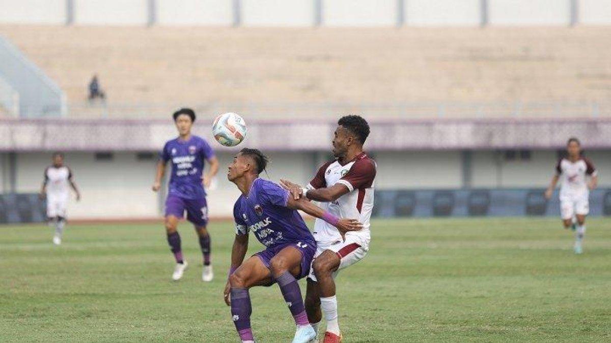 Yakob Sayuri saat berduel dengan pemain Persita pada laga Persita Tangerang vs PSM Makassar di pekan 7 Liga 1 2023/2024, Stadion Indomilk Arena, Tangerang, Senin (7/8/2023) sore.